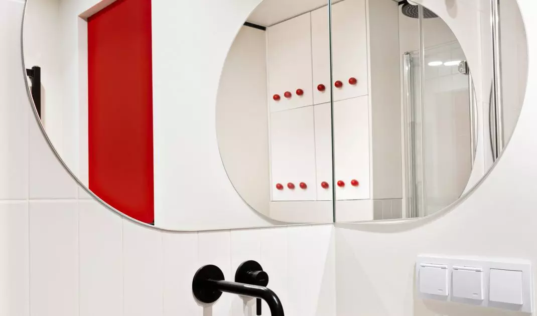 Black, large, expressive countertop washbasin is a strong point of the arrangement