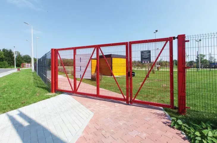 BASTION double-leaf gate, VEGA B Light panels, Beta Safe posts