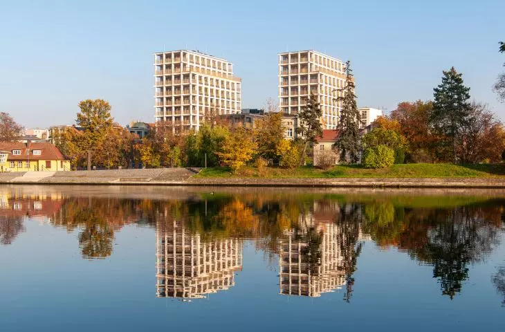wertykalnymi dominantami założenia są dwie — a docelowo cztery — „wieże”