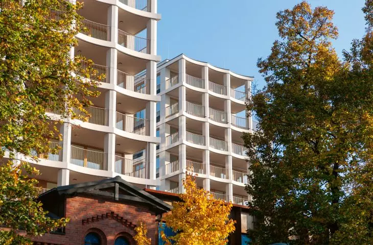 architekturę wyróżnia wysoka jakość zastosowanych materiałów — między innymi jasne płyty z granitu i piaskowca na elewacjach