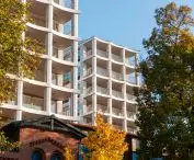 architekturę wyróżnia wysoka jakość zastosowanych materiałów — między innymi jasne płyty z granitu i piaskowca na elewacjach