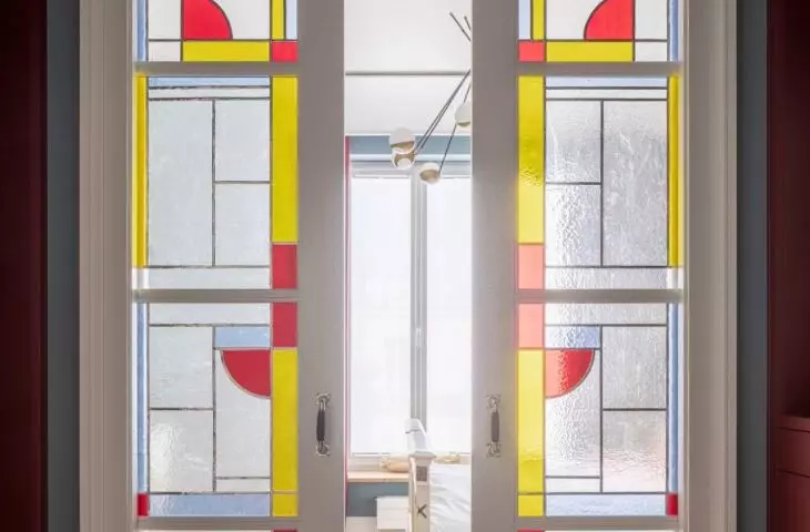 The arrangement combines elements of art déco, Memphis and mid-century modern