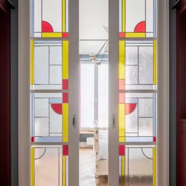 The arrangement combines elements of art déco, Memphis and mid-century modern