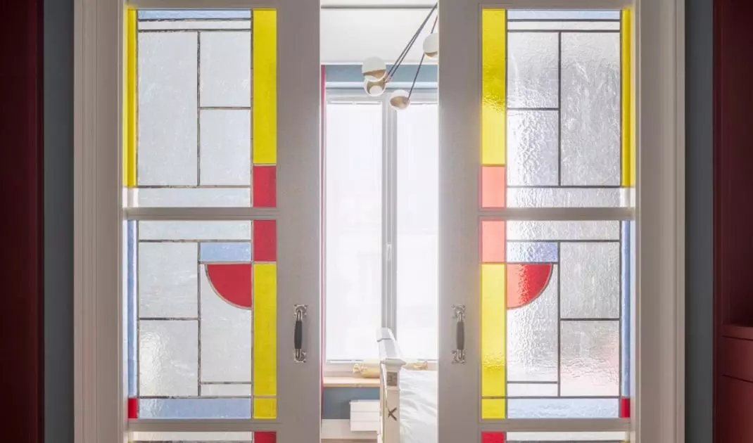 Aranżacja łączy w sobie elementy art déco, Memphis oraz mid-century modern