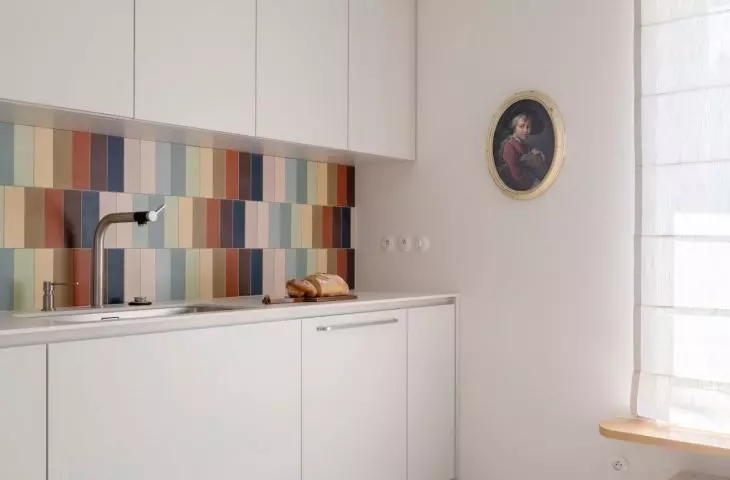 The kitchen walls and floors are decorated with cement tiles made to order and to a custom design in Morocco