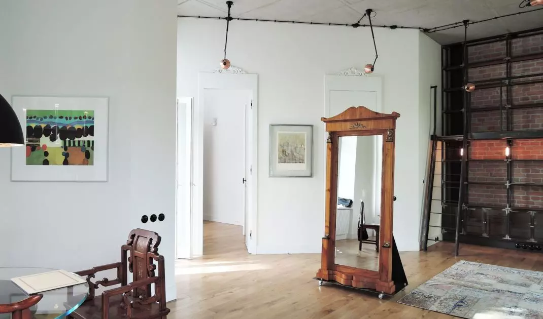Wnętrze w stylu loft z klasycznym lustrem na stojaku 