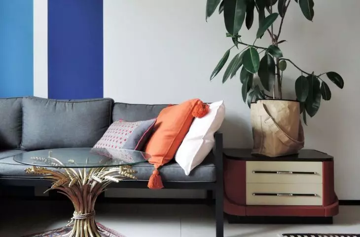 Living area with wall decoration in the form of navy blue stripes