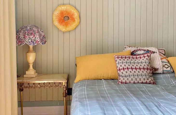 Bedroom with a flower-shaped plate detail 