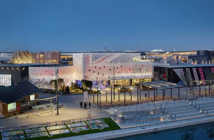 After dark, the facades turn into a large-format light screen on which animations ripple