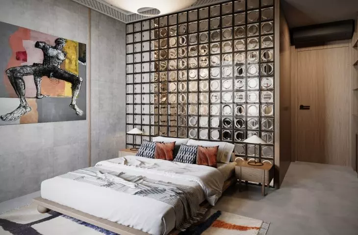 The focal point of the owner's bedroom is the bed, whose presence is accentuated by a wall of transparent foxholes