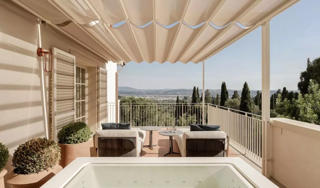 The bedrooms have been equipped with terraces with private jacuzzis