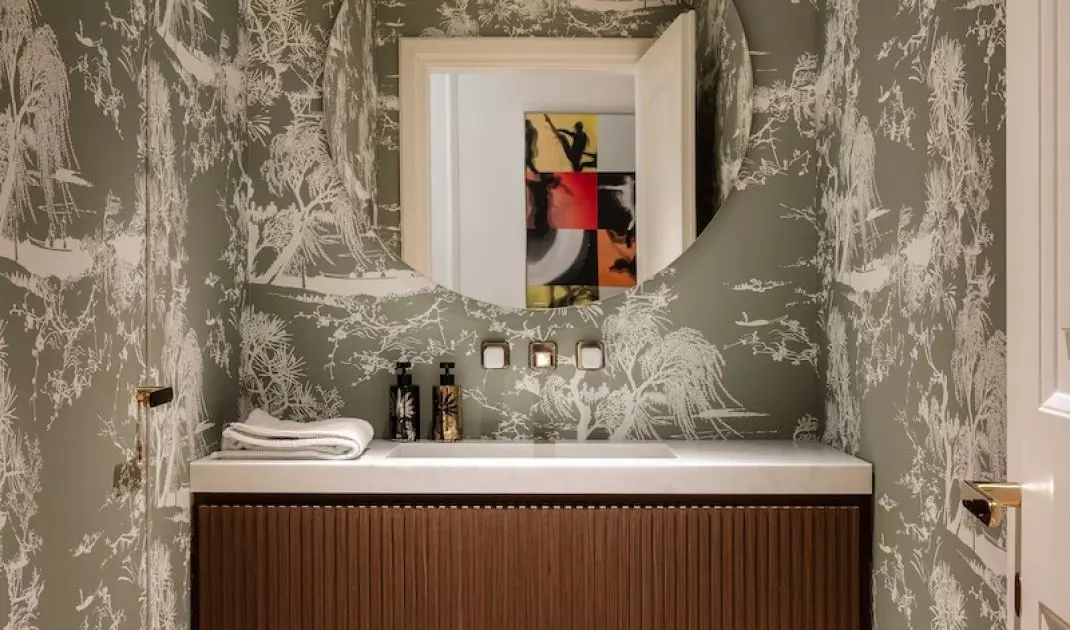 Projekt opiera się na połączeniu współczesnego minimalizmu z ponadczasową elegancją oraz subtelnym wpływem stylu modern classic