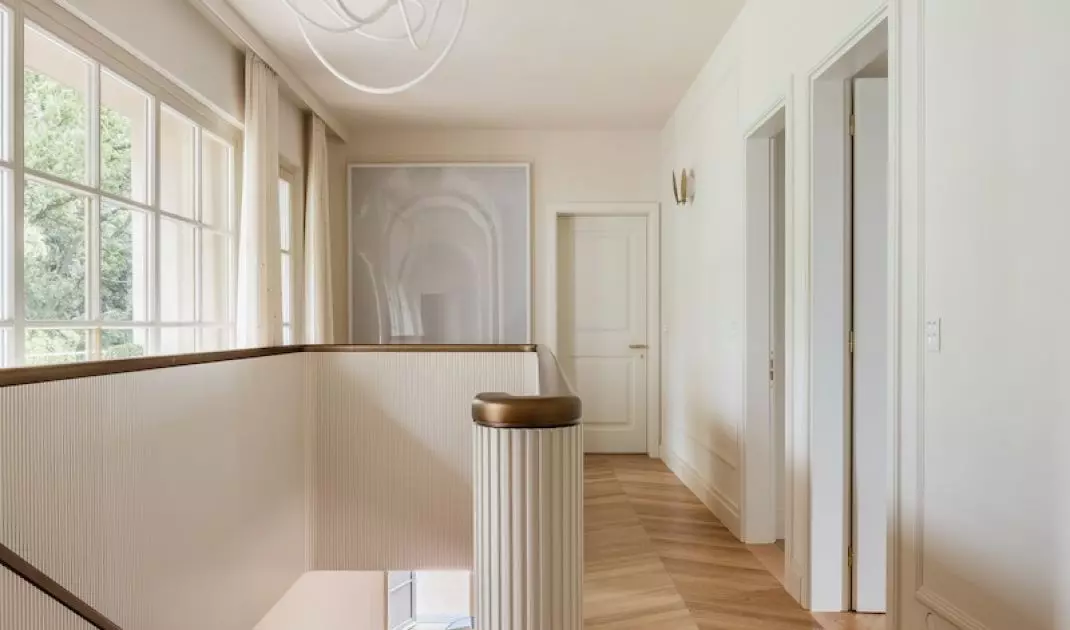 The villa was decorated according to the white cube concept
