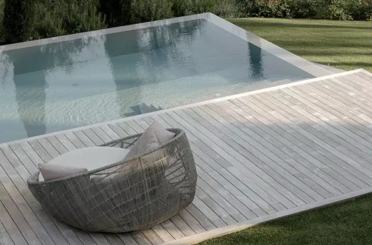 Relaxation areas have been arranged around the building 