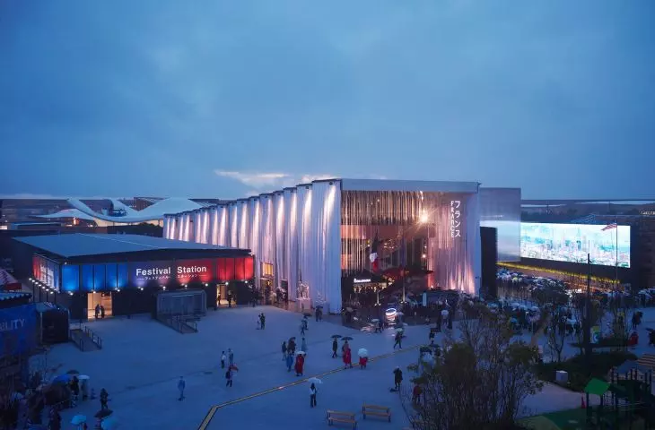 Pawilon Francji na Expo 2025 w Osace – widok nocą z lotu ptaka