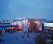 Pawilon Francji na Expo 2025 w Osace – widok nocą z lotu ptaka