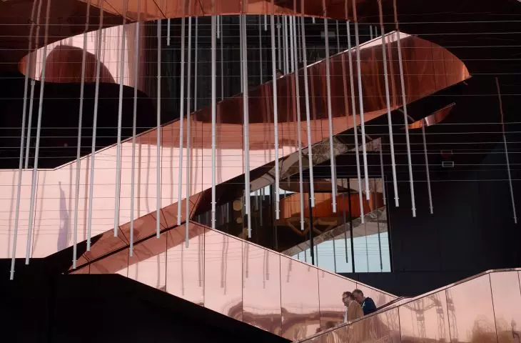 „Teatr Życia” to nie tylko metafora – architekci potraktowali przestrzeń pawilonu jak spektakl, którego uczestnikiem staje się każdy odwiedzający