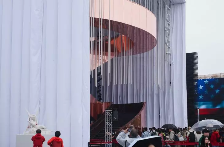 Pawilon Francji na Expo 2025 w Osace – po obu stronach fasady zawieszono ogromne, 17-metrowe zasłony z tkaniny