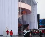 Pawilon Francji na Expo 2025 w Osace – po obu stronach fasady zawieszono ogromne, 17-metrowe zasłony z tkaniny