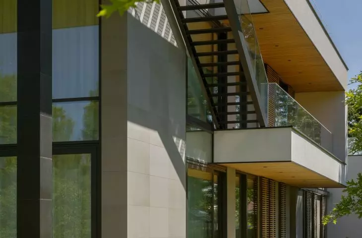 All rooms in the house have been designed to have access to the terrace, and some of them connect to the highest viewing terrace by an outdoor staircase