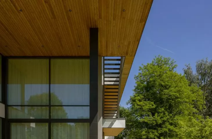 Terraces, spacious interiors, glazing and thoughtful arrangement of the various zones in the house create a place ideal for living in luxury, but also close to nature