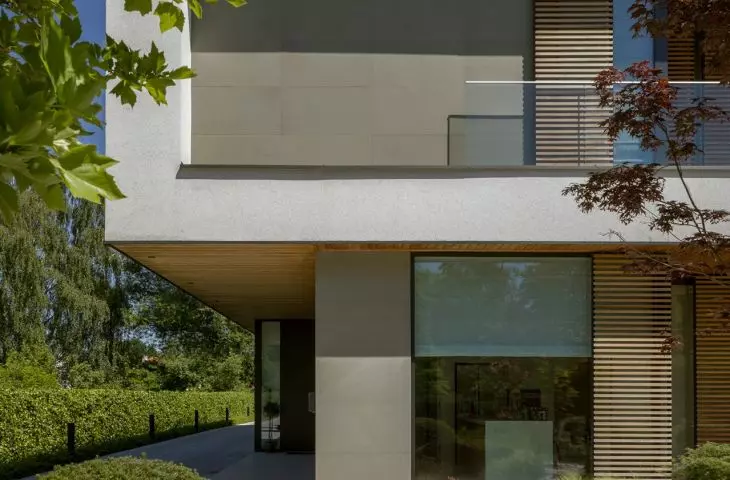 A distinctive feature of the building is the contrasting combinations of bright white plaster with dark stone on the facades