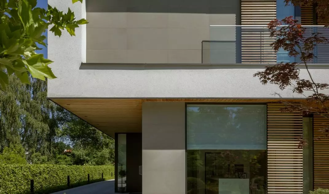 A distinctive feature of the building is the contrasting combinations of bright white plaster with dark stone on the facades