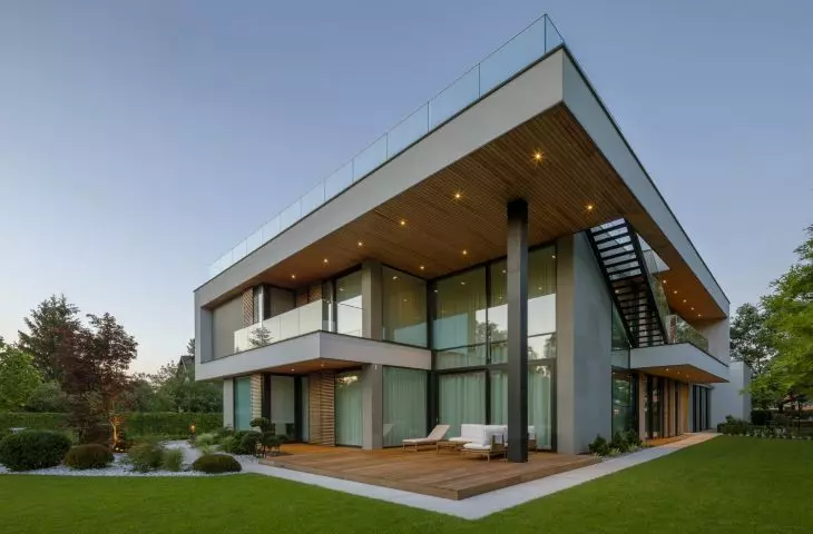 The architecture of this modernist villa is based on a modern, two-story structure