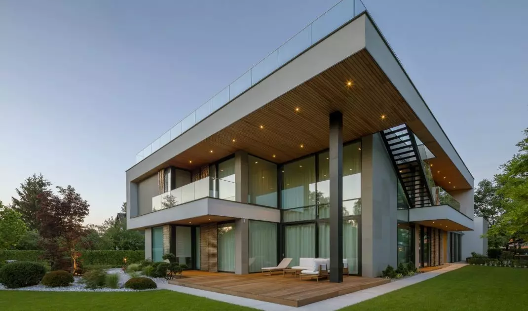 The architecture of this modernist villa is based on a modern, two-story structure