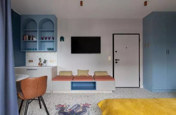 A mini lounge area has been arranged at the entrance