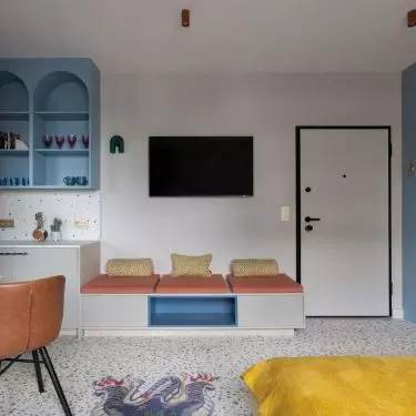 A mini lounge area has been arranged at the entrance