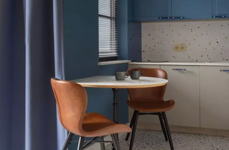 A small dining area has been arranged at the entrance to the annex