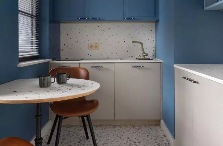 The kitchenette was arranged in a corner