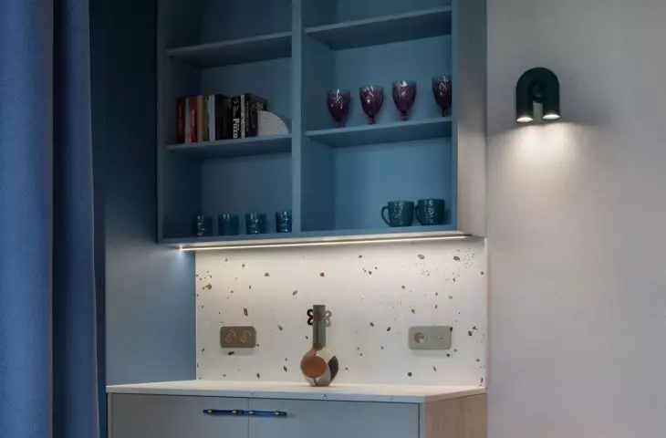 The navy blue body has decorative curves