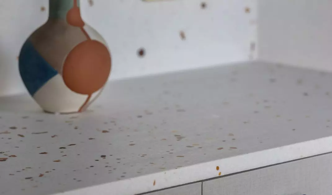 Strefa nad blatem została wyłożona tym samym żywicznym materiałem