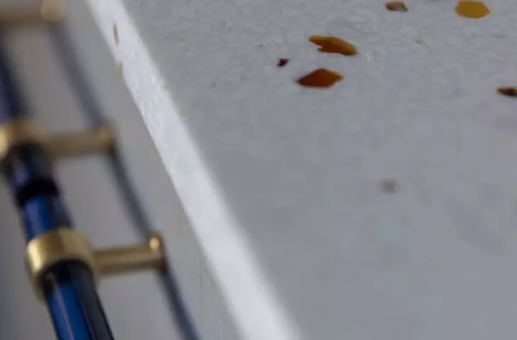 The kitchen cabinet is complemented by handles with gold decoration