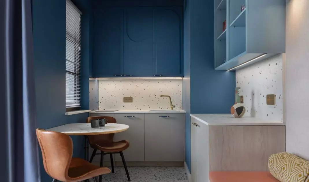 The upper part of the kitchen development is navy blue, and the lower part is a shade of greige