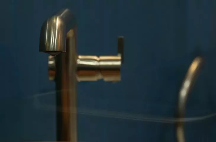 On the countertop stood a brown round washbasin