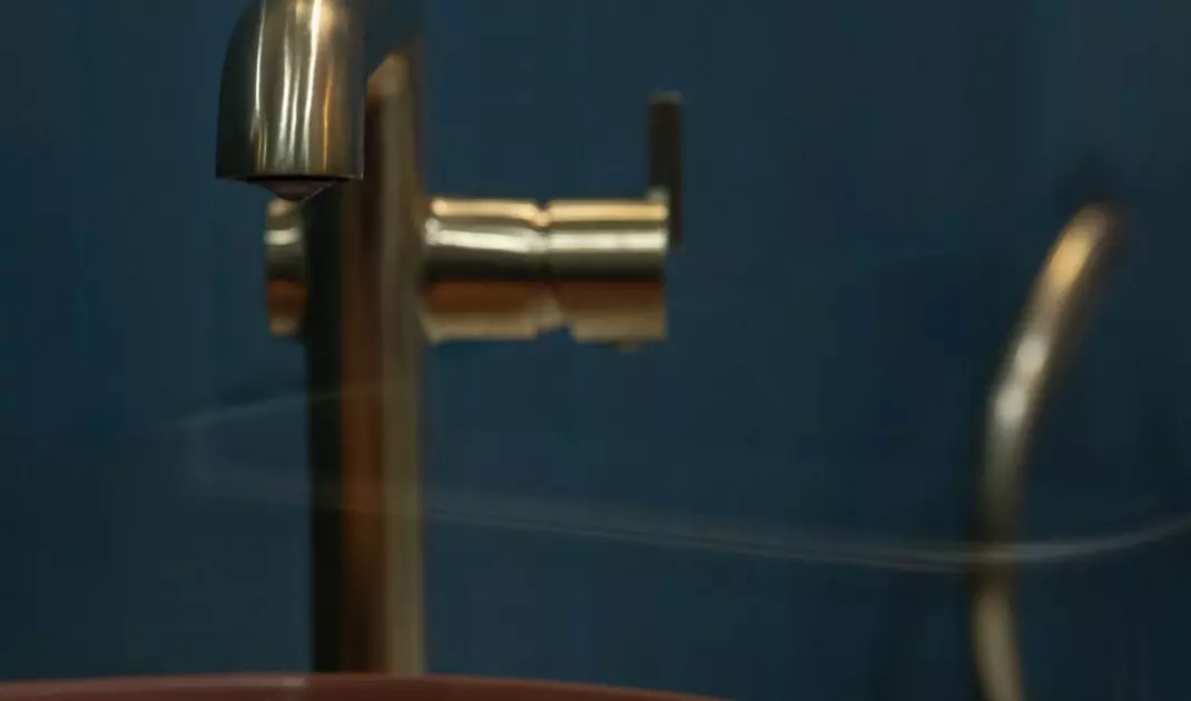 Na blacie stanęła brązowa okrągła umywalka