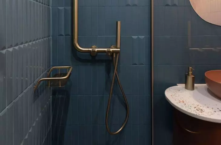 The arrangement of the bathroom is completed with gold fittings