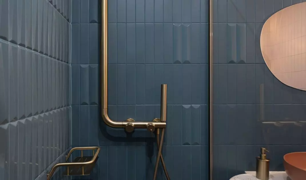 The arrangement of the bathroom is completed with gold fittings