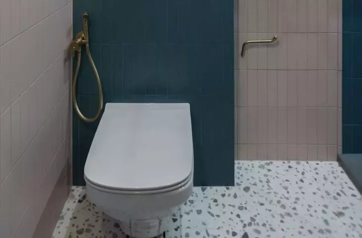 A decorative lamp was placed above the toilet