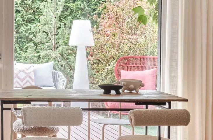 The dining room overlooks the greenery outside the window 