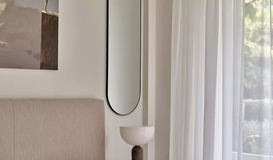 We wnętrzu dominują jasne, bezowe odcienie 
