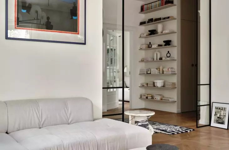 The key element that attracts attention in this apartment is the height of the rooms 