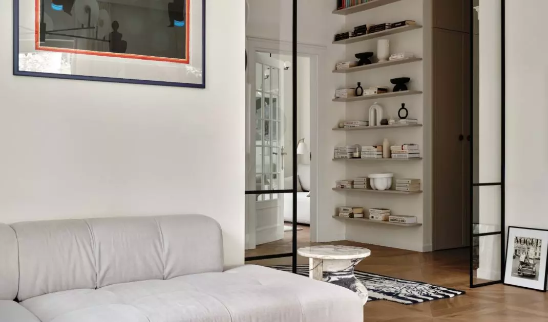 Kluczowym elementem, który przyciąga uwagę w tym apartamencie, jest wysokość pomieszczeń 