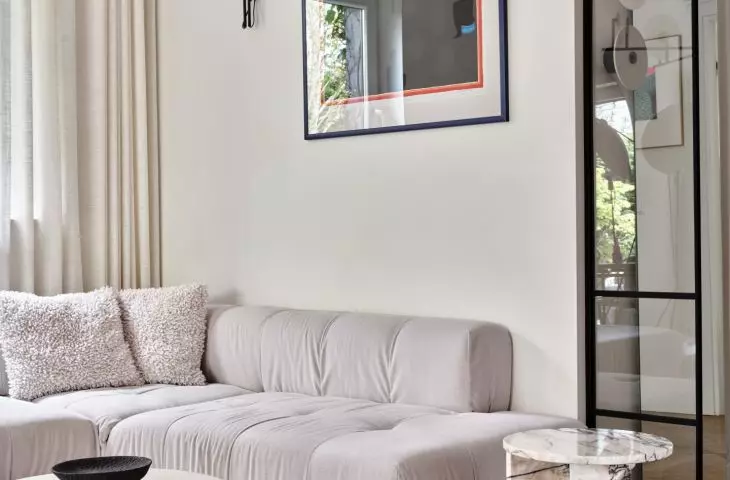 The interior is filled with elements made of the highest quality raw materials, which gives the entire apartment an elegant and timeless character