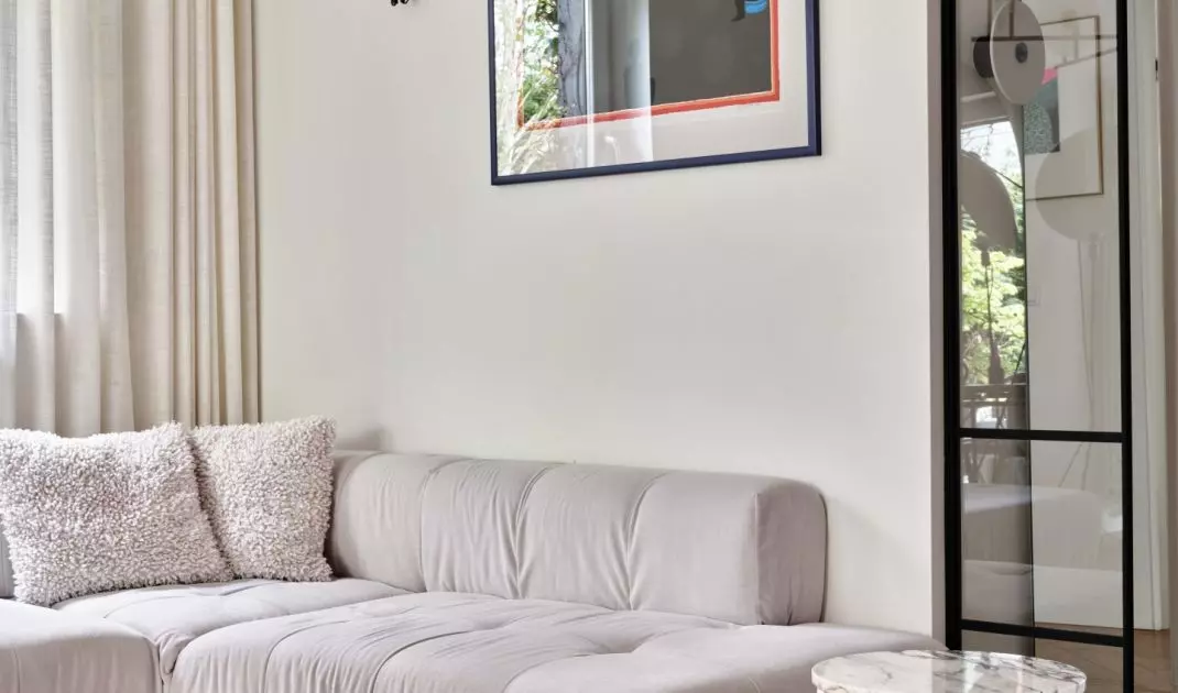 Wnętrze wypełnione jest elementami wykonanymi z najwyższej klasy surowców, co nadaje całemu apartamentowi elegancki i ponadczasowy charakter