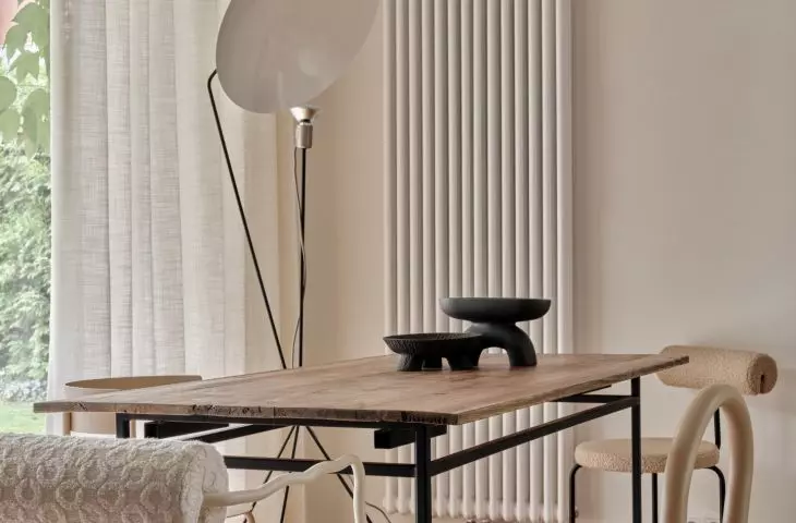 Bright, warm wall colors, wooden finishes and subtle accents in the form of modern furniture and accessories make the interior cozy and elegant 
