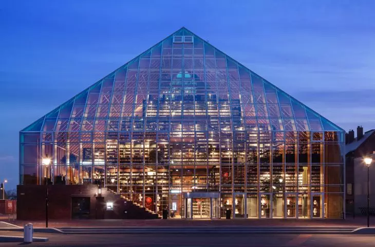 Bryła biblioteki w Spijkenisse przypomina stodołę 